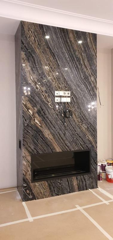 Встраиваемый биокамин в портале из камня